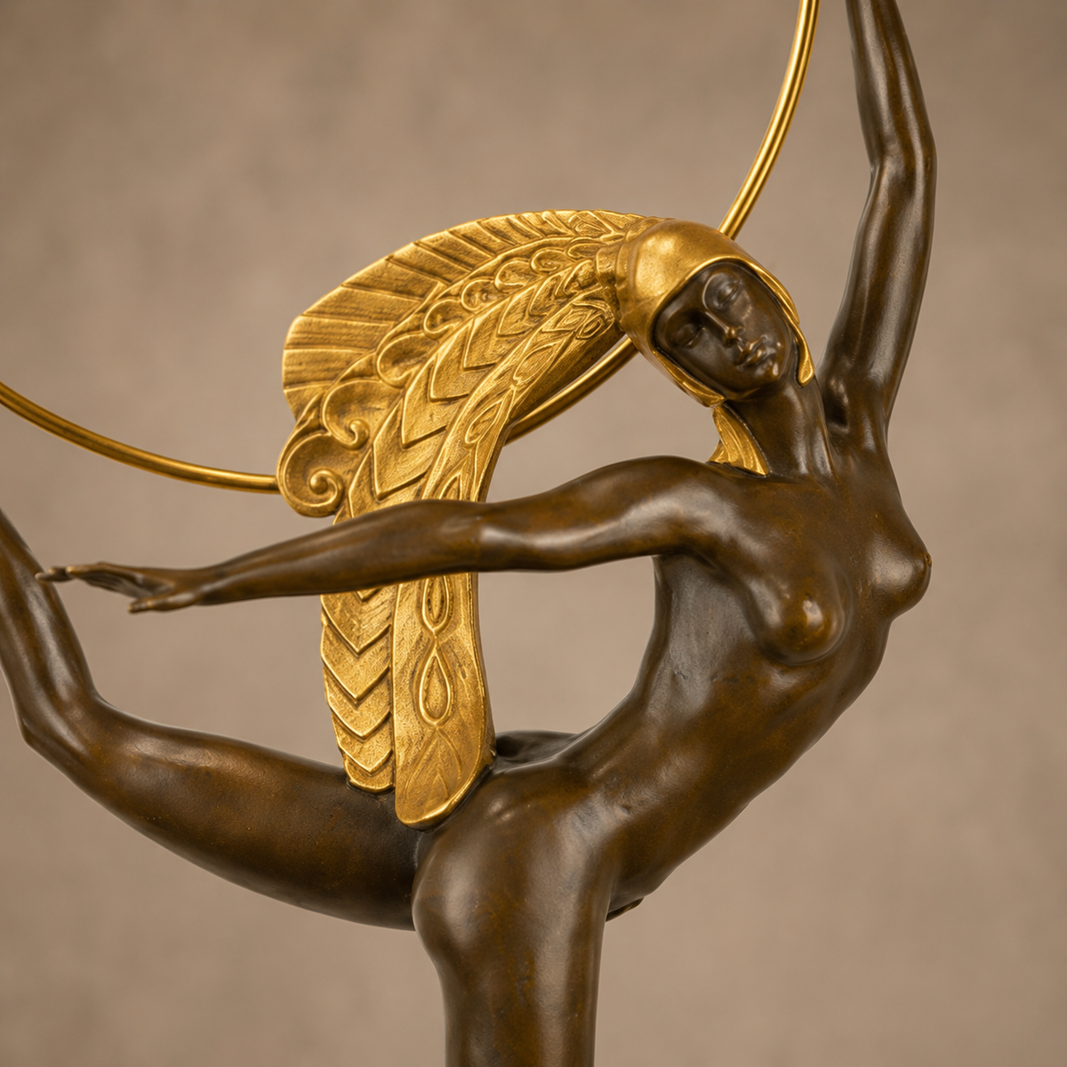 Sculpture bronze Art Déco danseuse au cerceau doré, vue 3