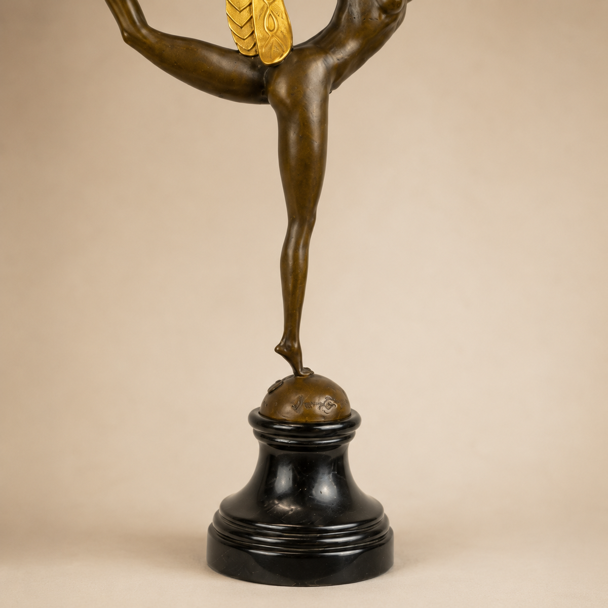 Sculpture bronze Art Déco danseuse au cerceau doré, vue 4