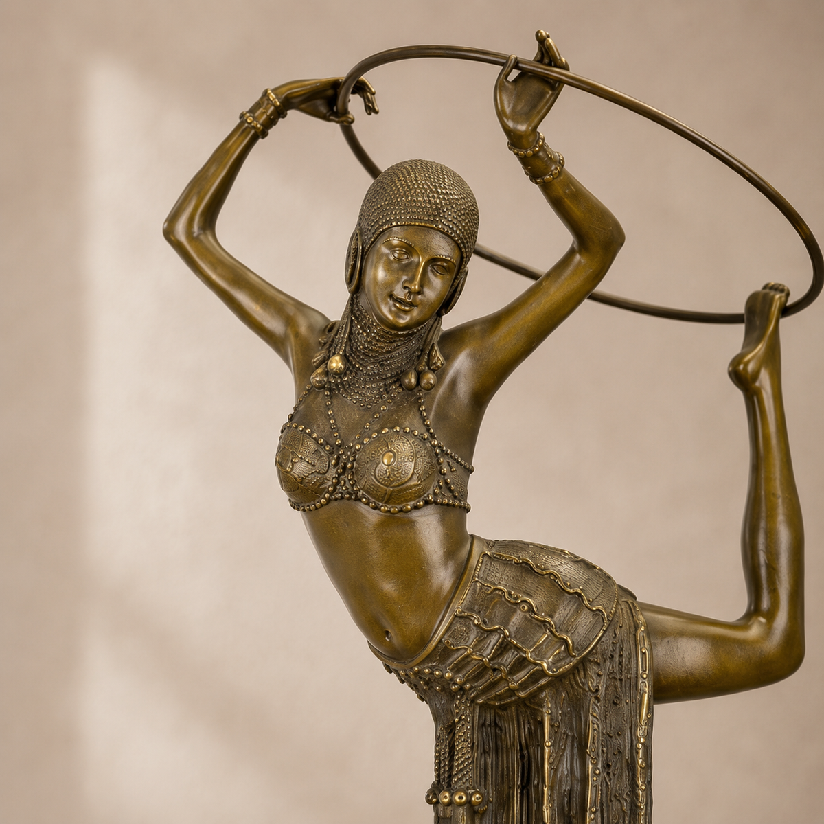 Sculpture bronze Art Déco danseuse au cerceau sur marbre, vue 3
