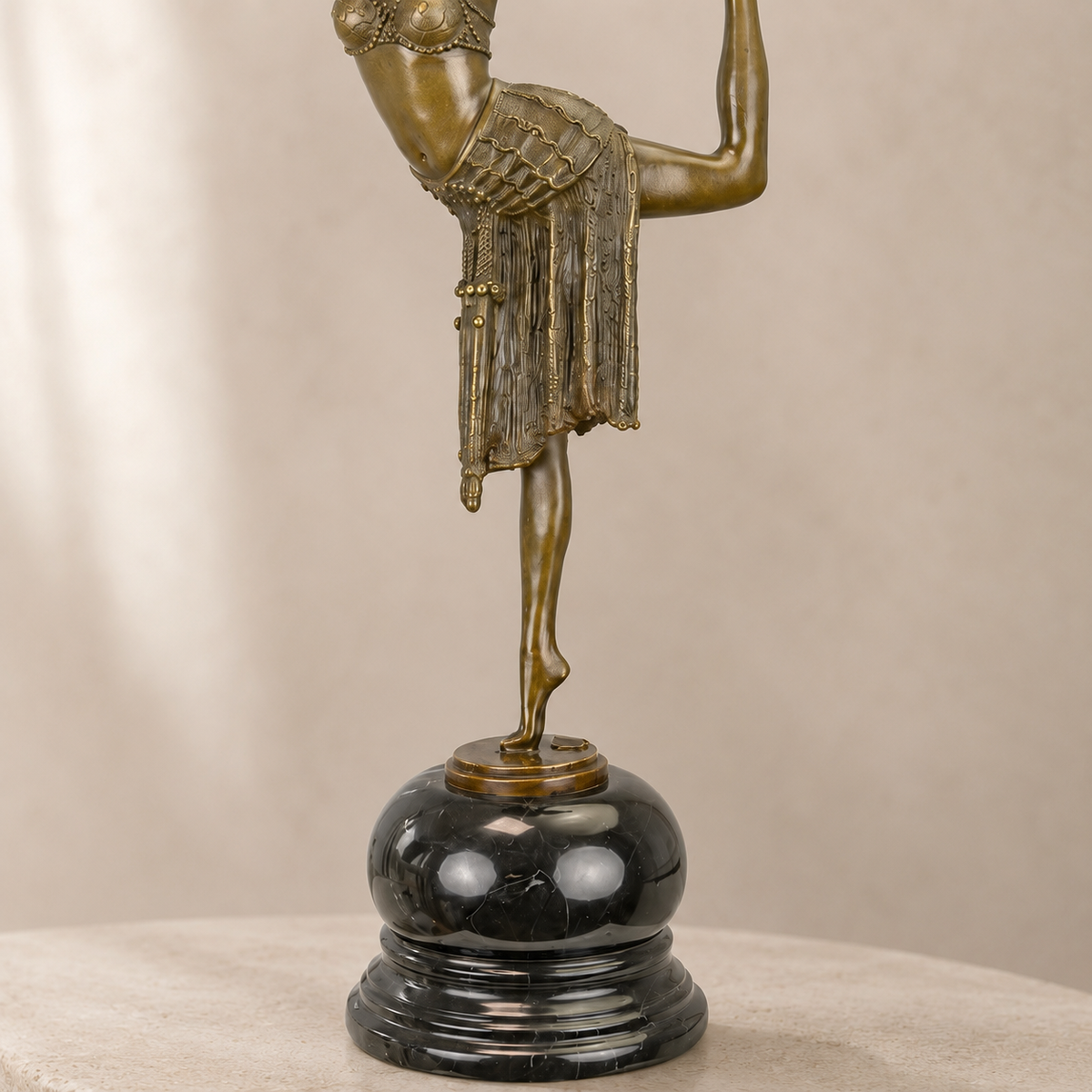 Sculpture bronze Art Déco danseuse au cerceau sur marbre, vue 4