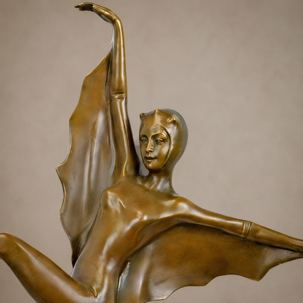 Sculpture bronze Art Déco danseuse aux ailes de chauve-souris, vue 3