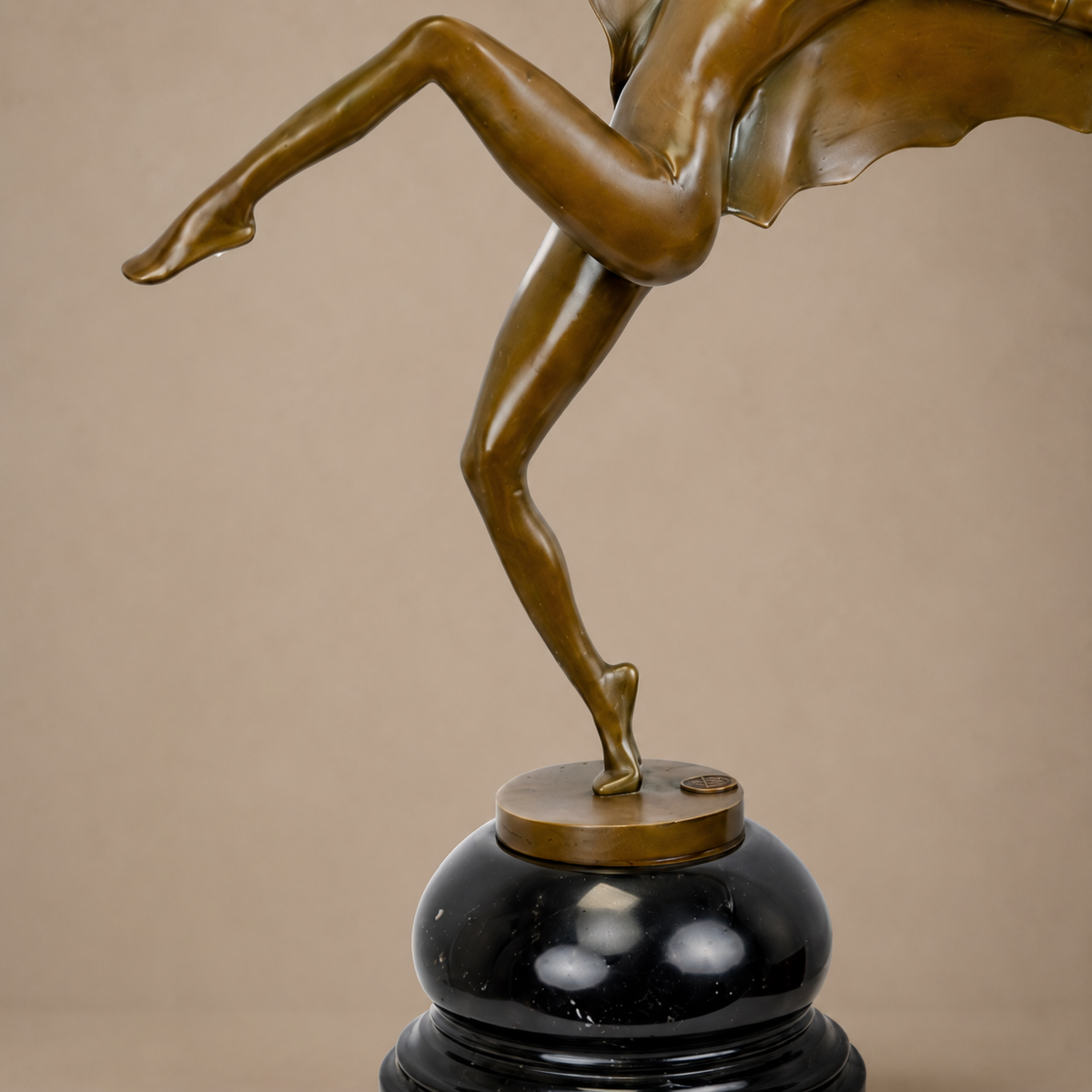 Sculpture bronze Art Déco danseuse aux ailes de chauve-souris, vue 4
