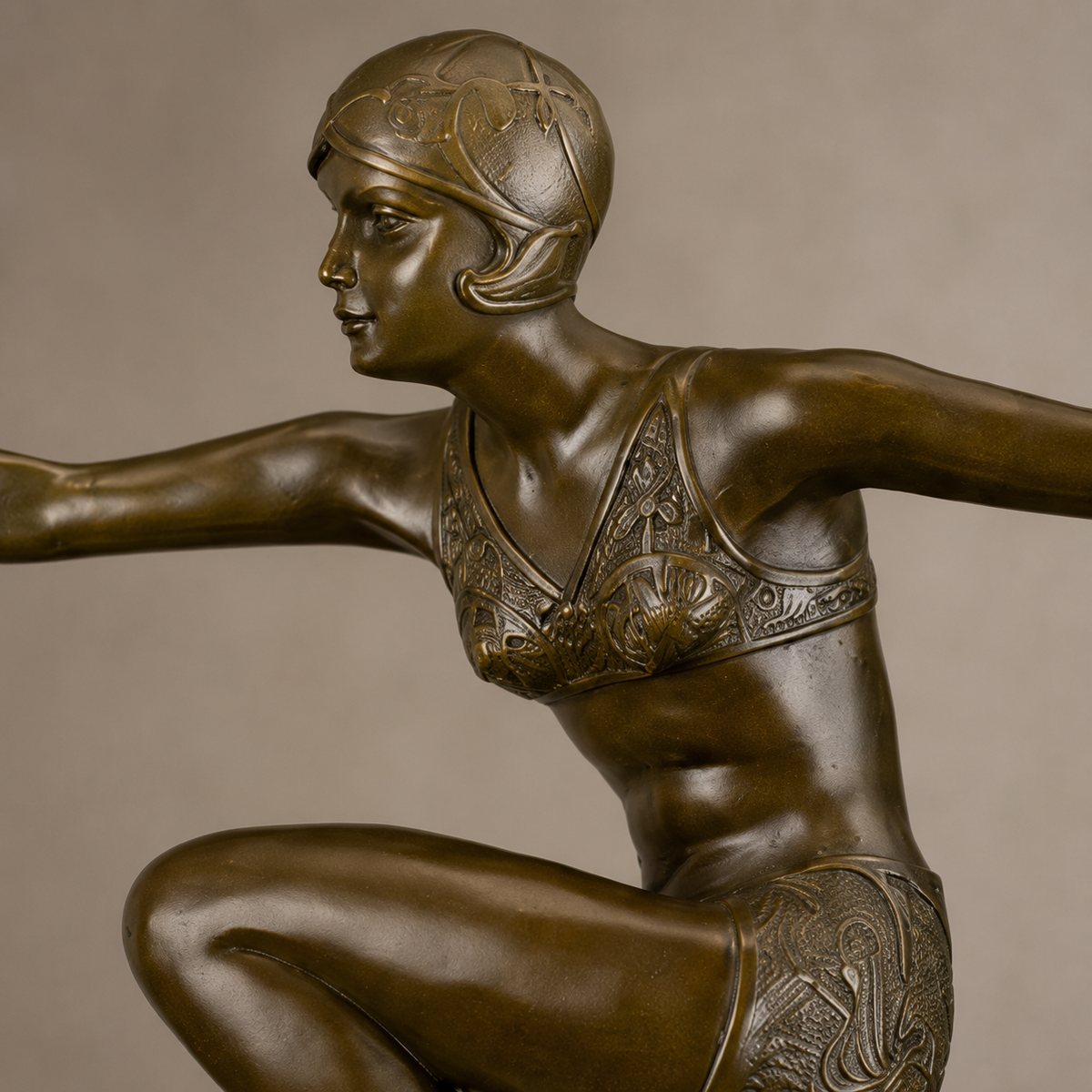 Sculpture bronze Art Déco danseuse aux bras tendus, vue 3