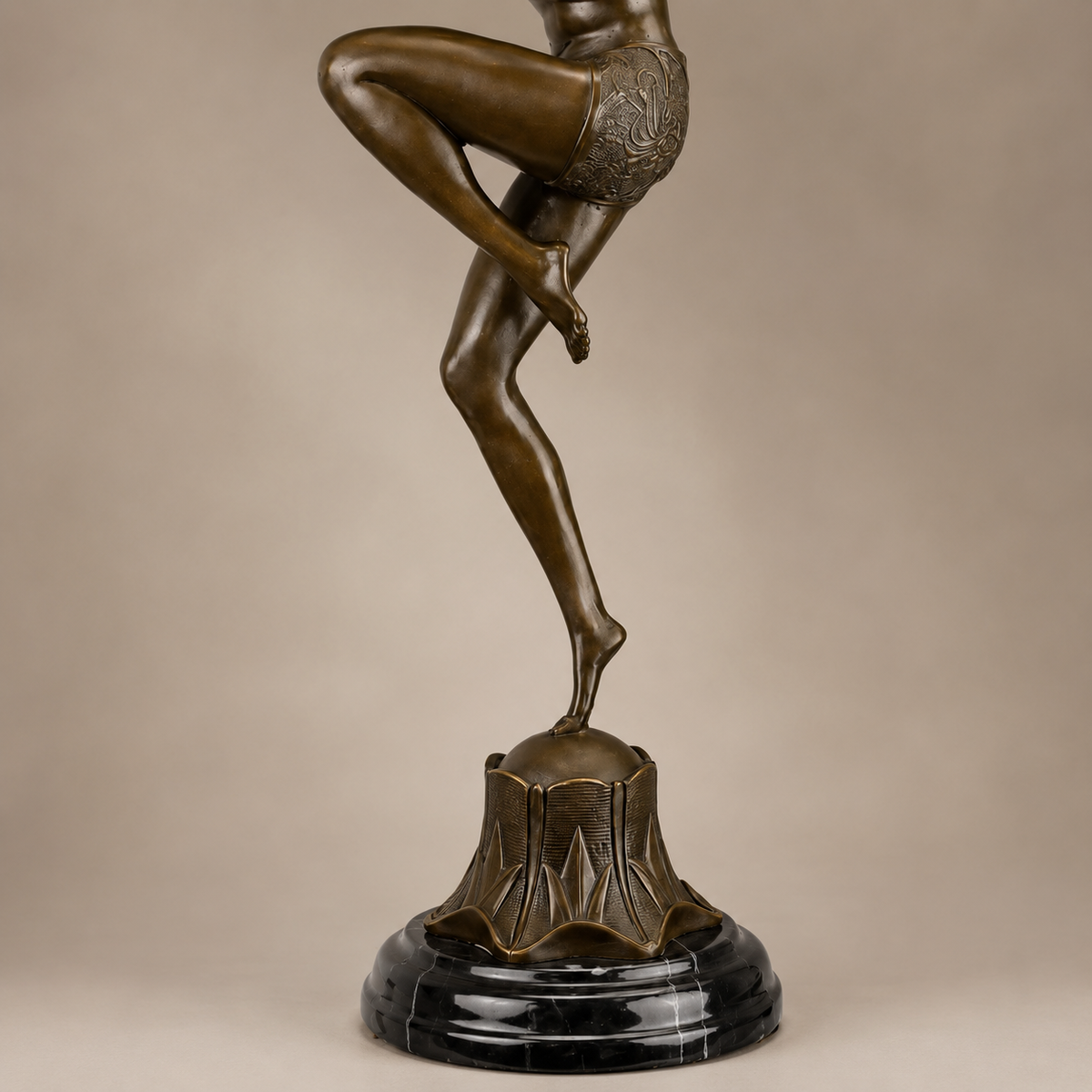 Sculpture bronze Art Déco danseuse aux bras tendus, vue 4