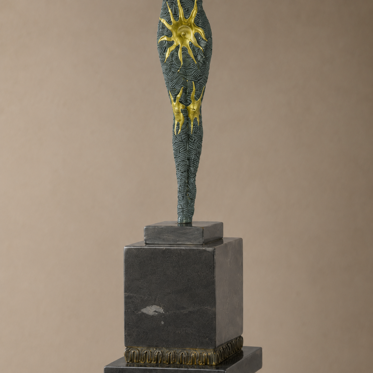 Sculpture bronze Art Déco danseuse aux soleils sur marbre, vue 4