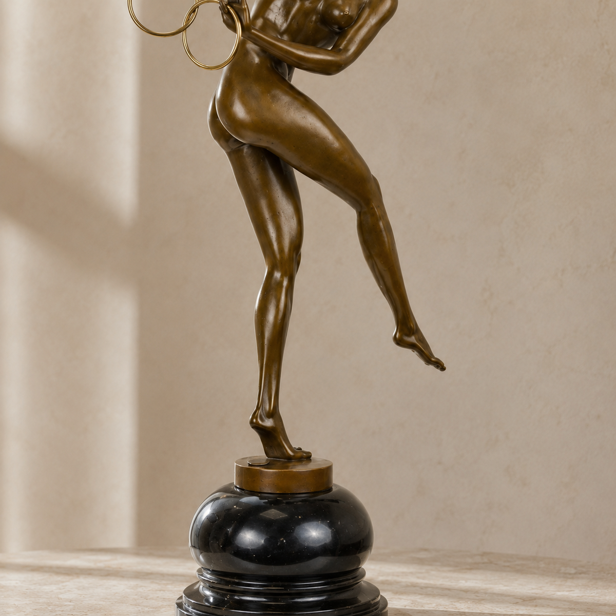 Sculpture bronze Art Déco danseuse nue aux anneaux, vue 4