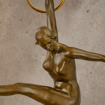 Sculpture bronze Art Déco danseuse nue aux trois anneaux, vue 3