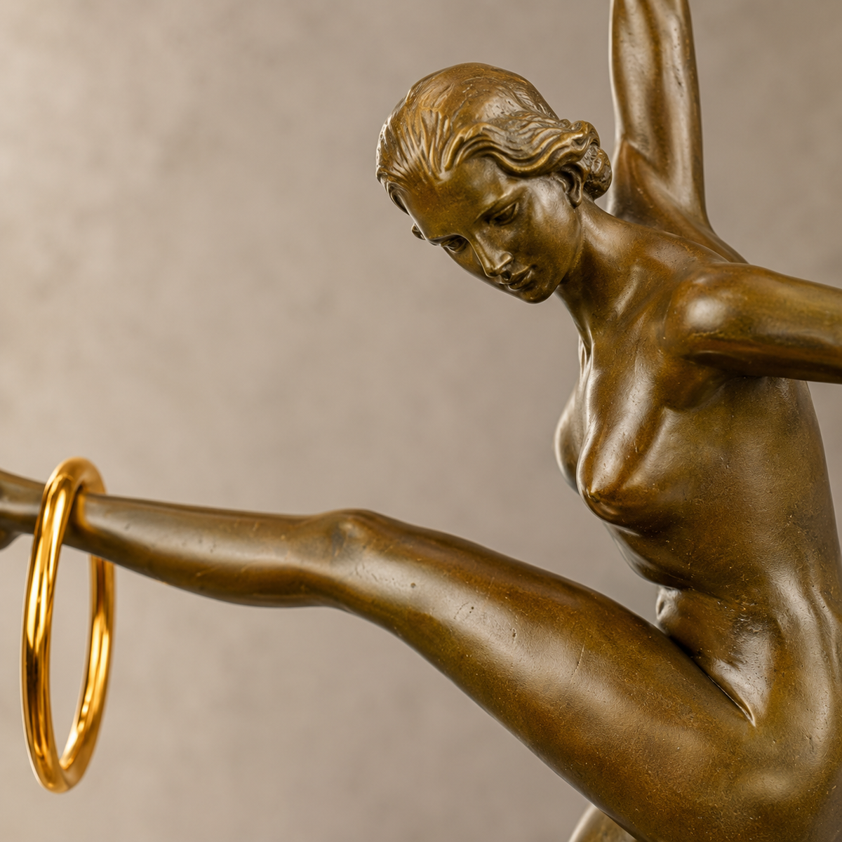 Sculpture bronze Art Déco danseuse nue aux trois anneaux, vue 5