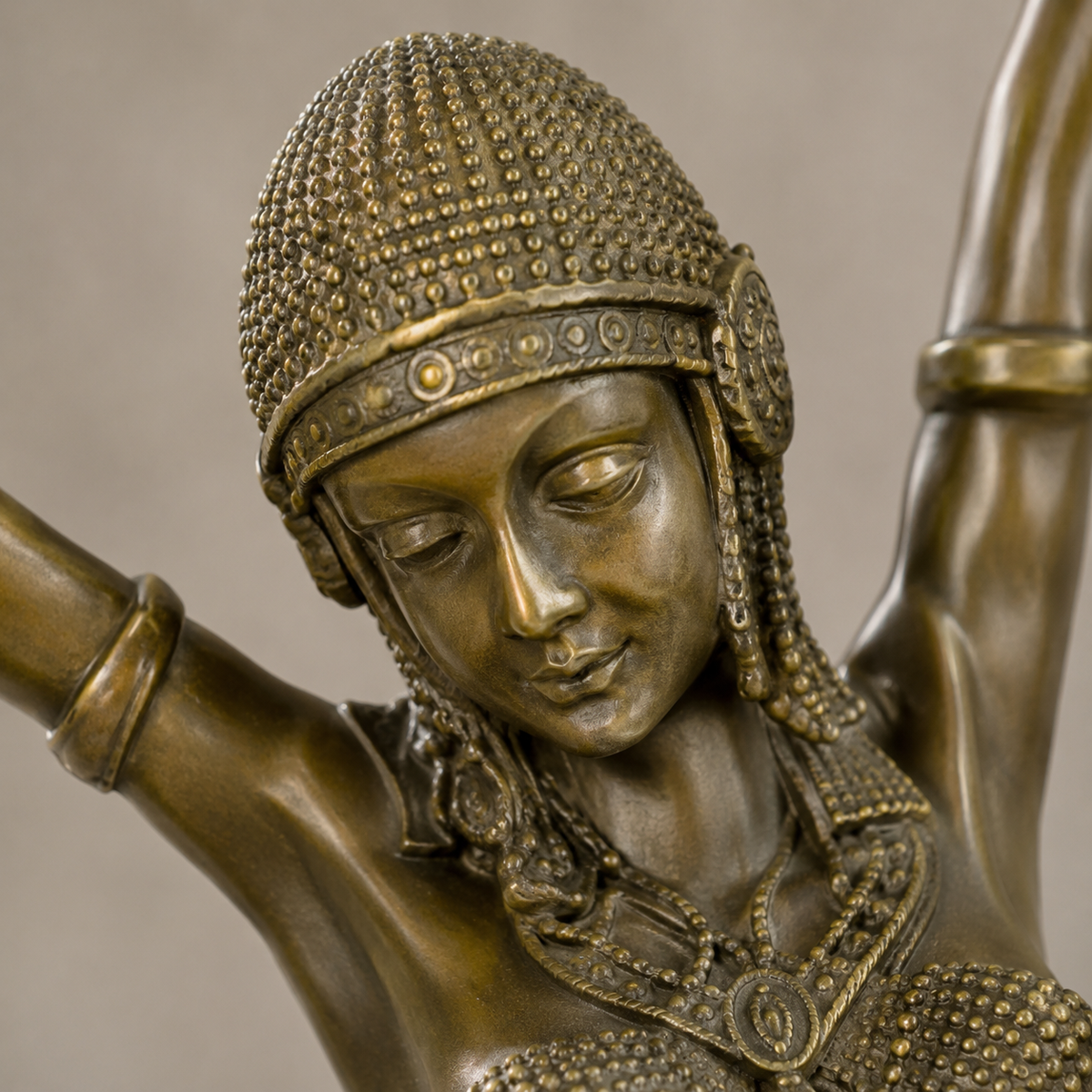 Sculpture bronze Art Déco danseuse orientale bras levés, vue 2