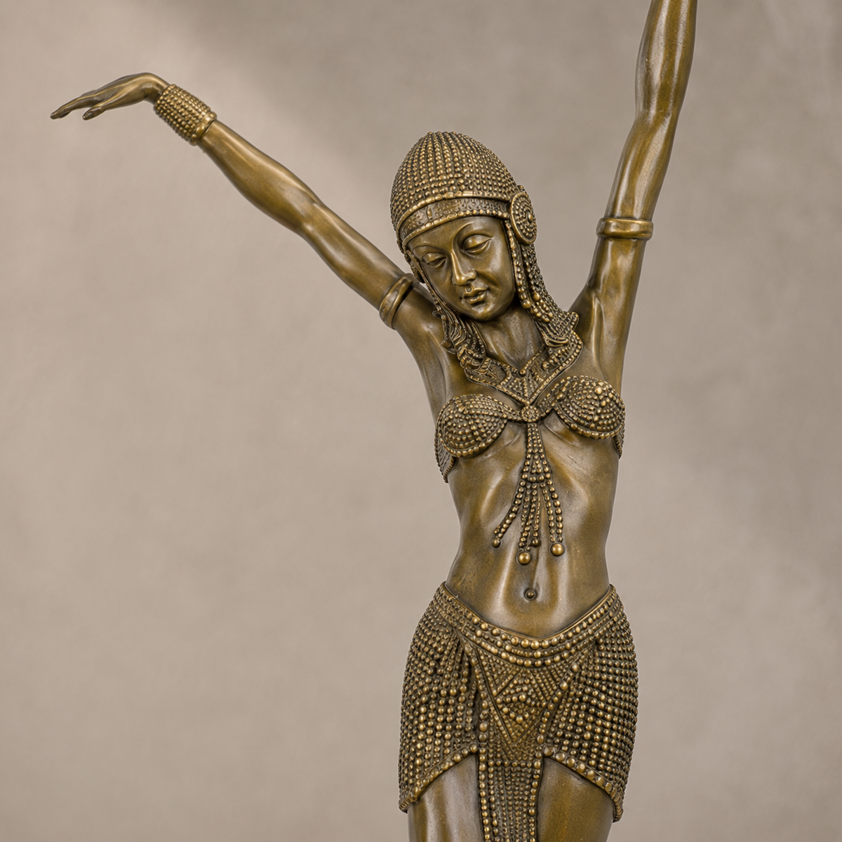 Sculpture bronze Art Déco danseuse orientale bras levés, vue 3