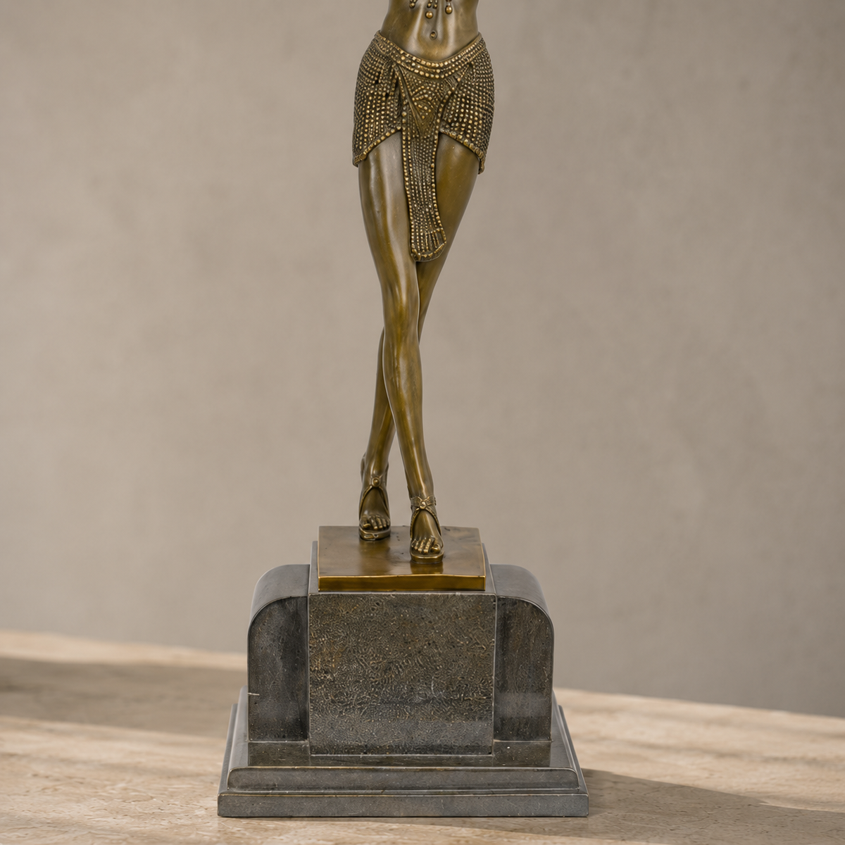 Sculpture bronze Art Déco danseuse orientale bras levés, vue 4