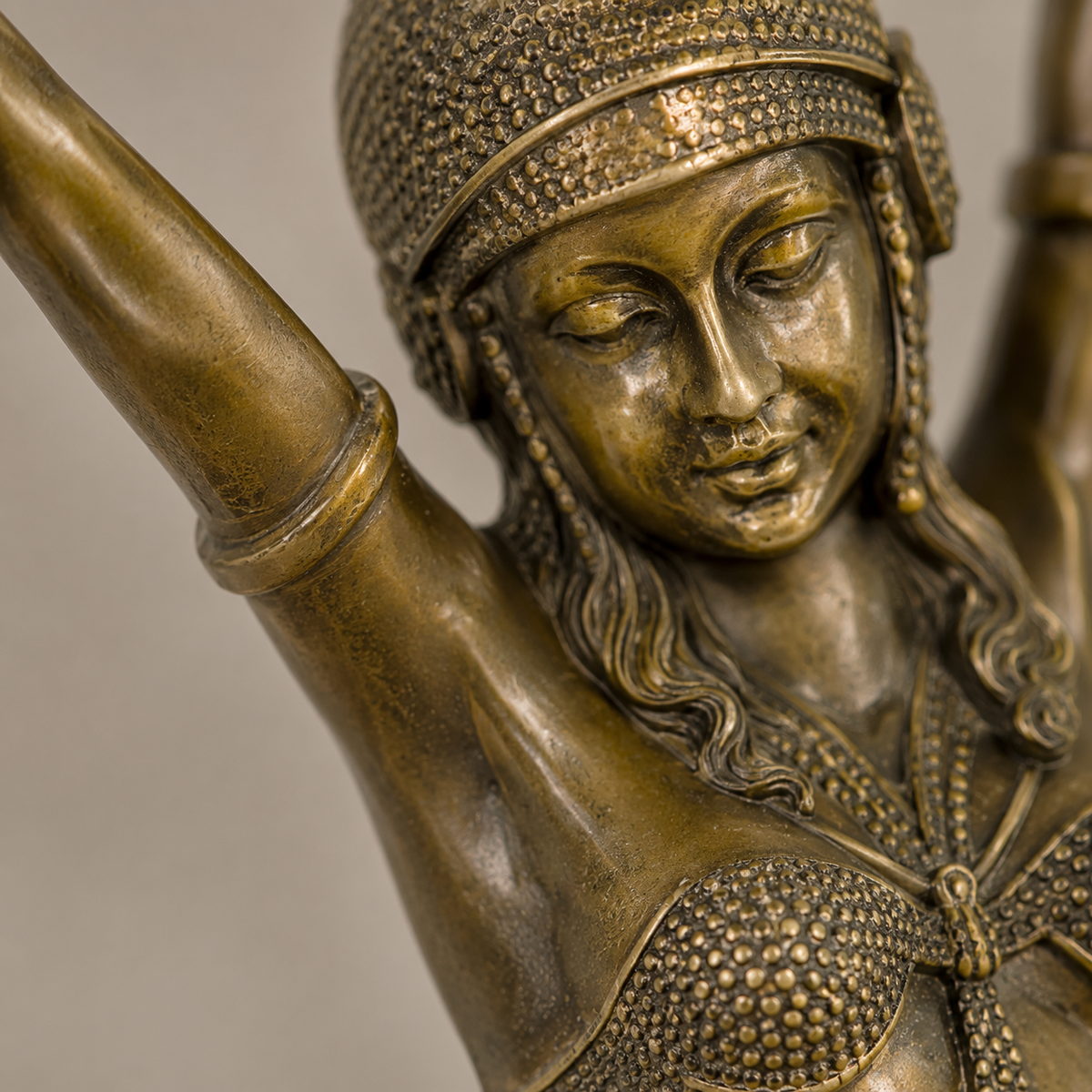 Sculpture bronze Art Déco danseuse orientale bras levés, vue 5