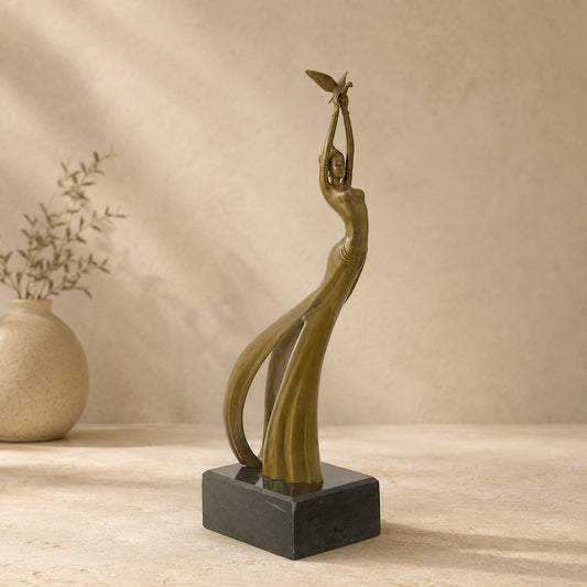 Sculpture bronze Art Déco femme à la colombe sur socle