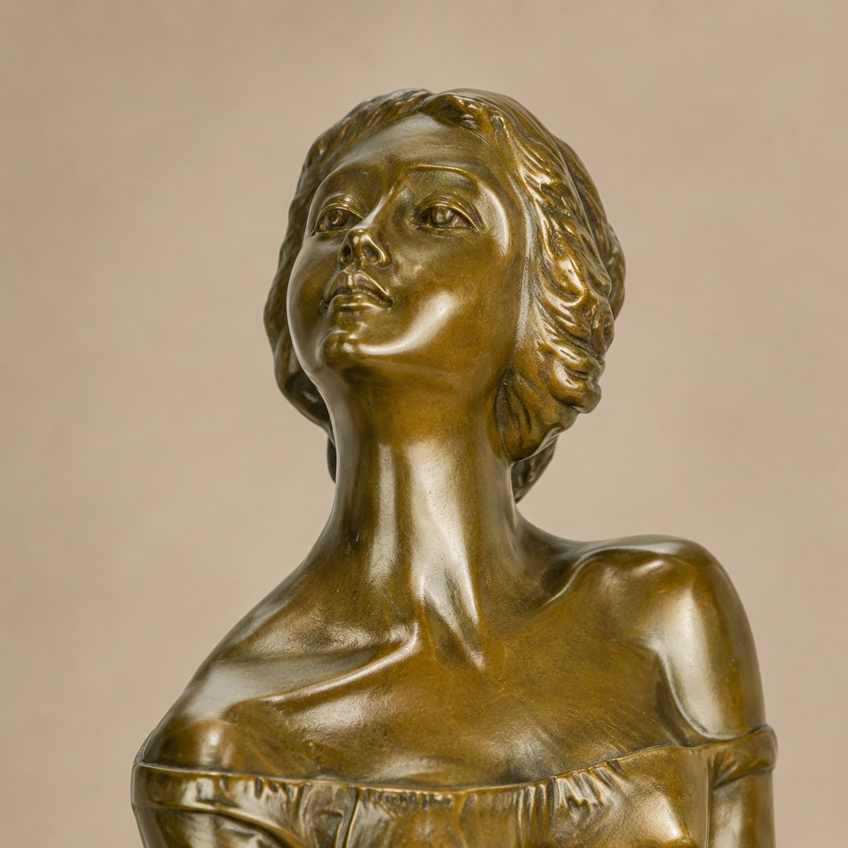 Sculpture bronze Art Déco femme à la robe soulevée, vue 2