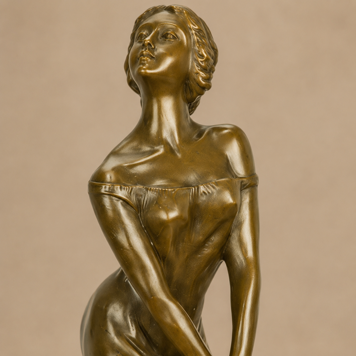 Sculpture bronze Art Déco femme à la robe soulevée, vue 3