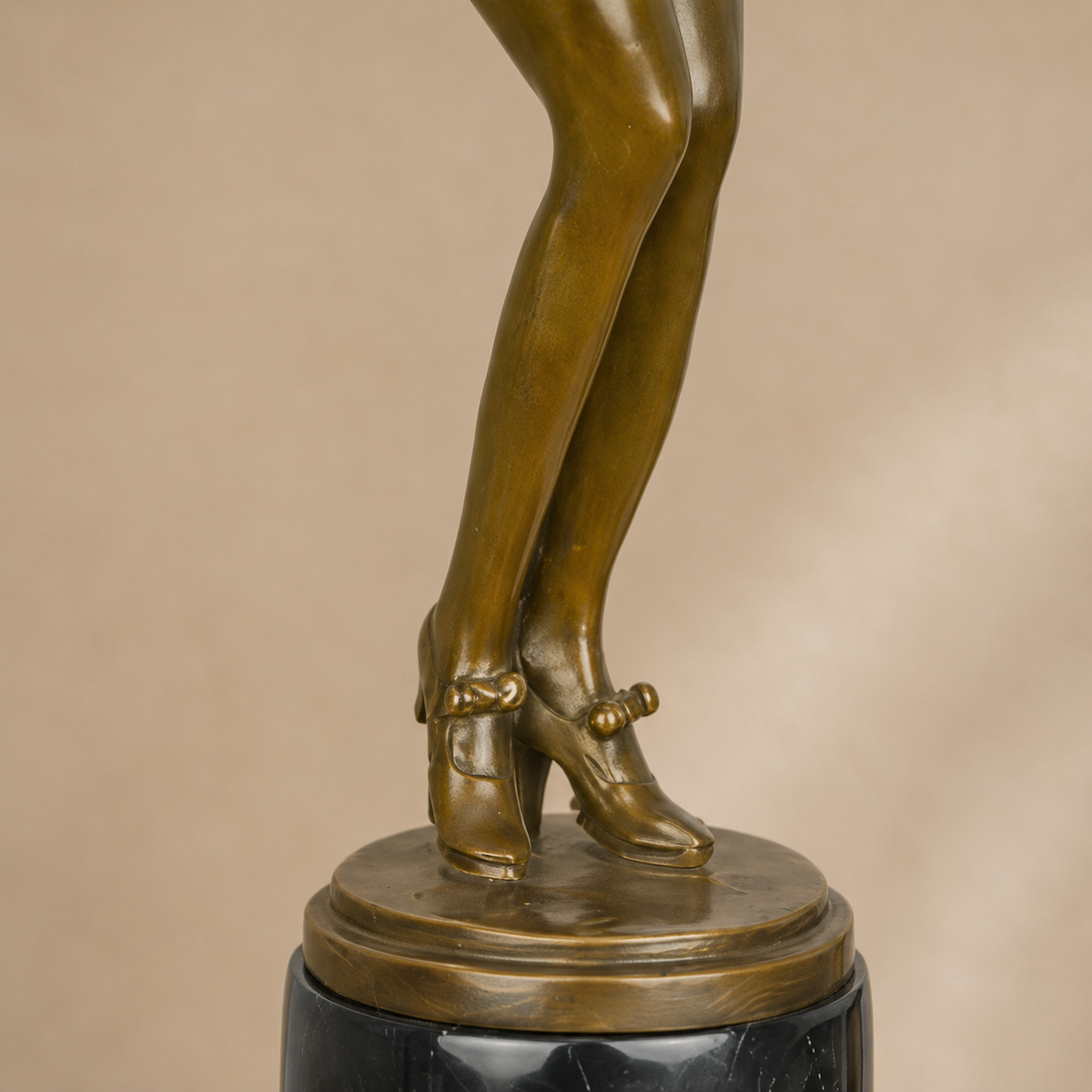 Sculpture bronze Art Déco femme à la robe soulevée, vue 5