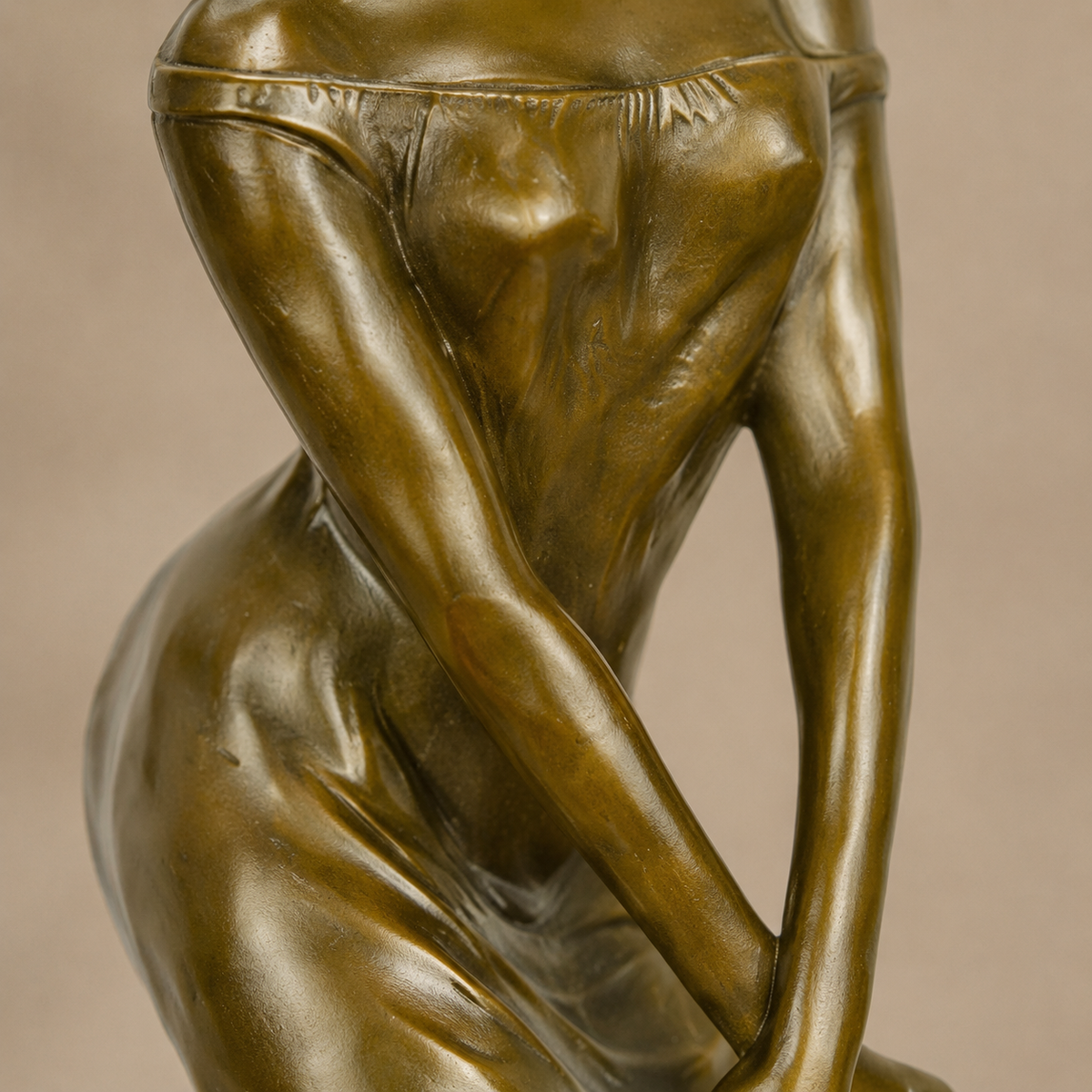 Sculpture bronze Art Déco femme à la robe soulevée, vue 6