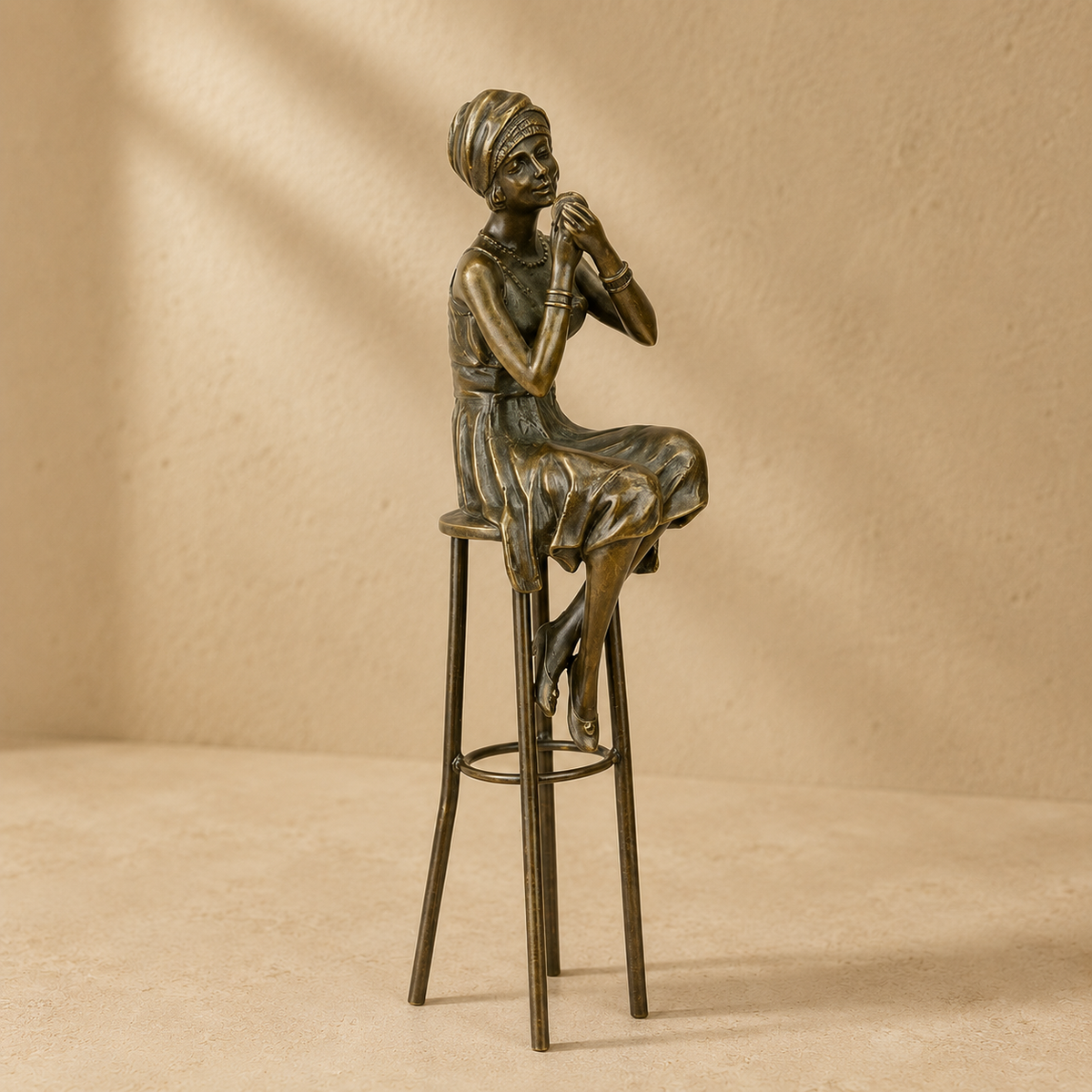 Sculpture bronze Art Déco femme assise sur tabouret de bar