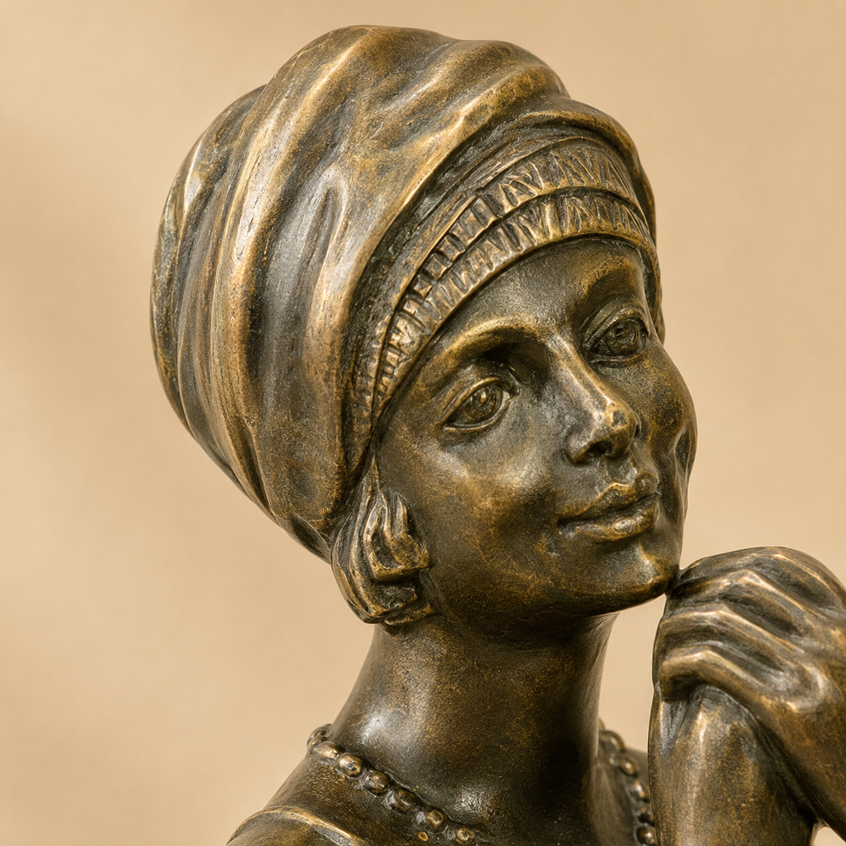 Sculpture bronze Art Déco femme assise sur tabouret de bar, vue 2