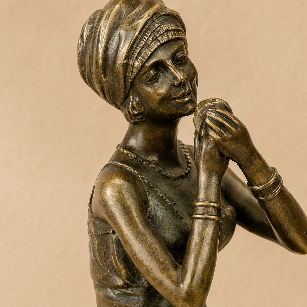 Sculpture bronze Art Déco femme assise sur tabouret de bar, vue 4