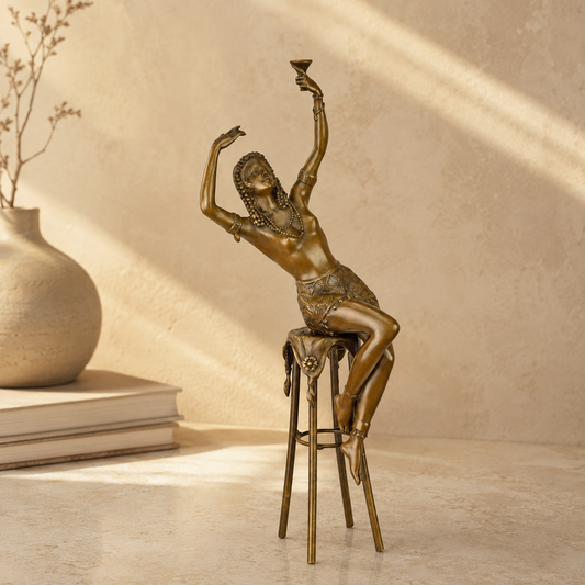 Sculpture bronze Art Déco femme au tabouret levant sa coupe