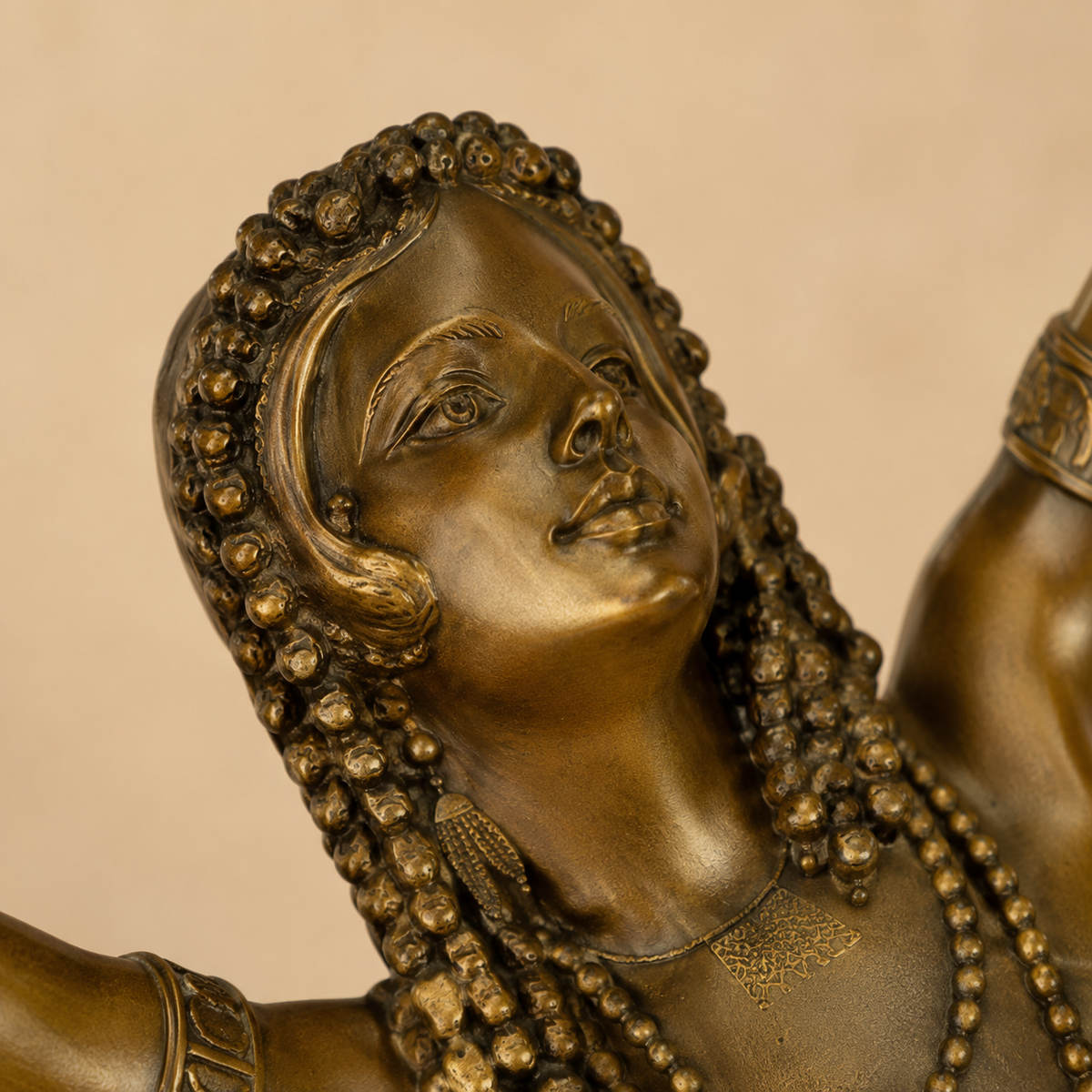 Sculpture bronze Art Déco femme au tabouret levant sa coupe, vue 2