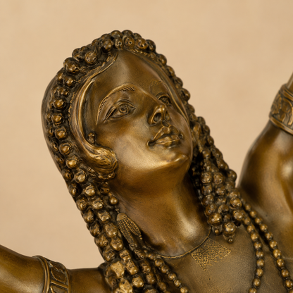 Sculpture bronze Art Déco femme au tabouret levant sa coupe, vue 2