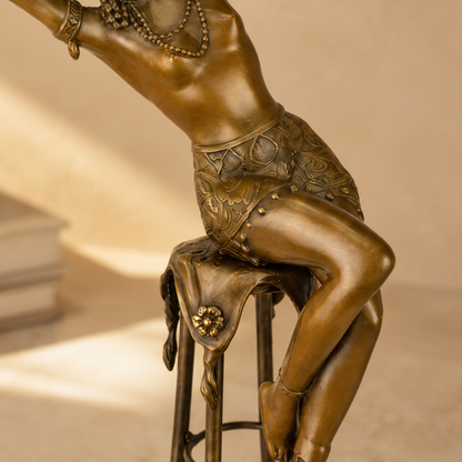 Sculpture bronze Art Déco femme au tabouret levant sa coupe, vue 3