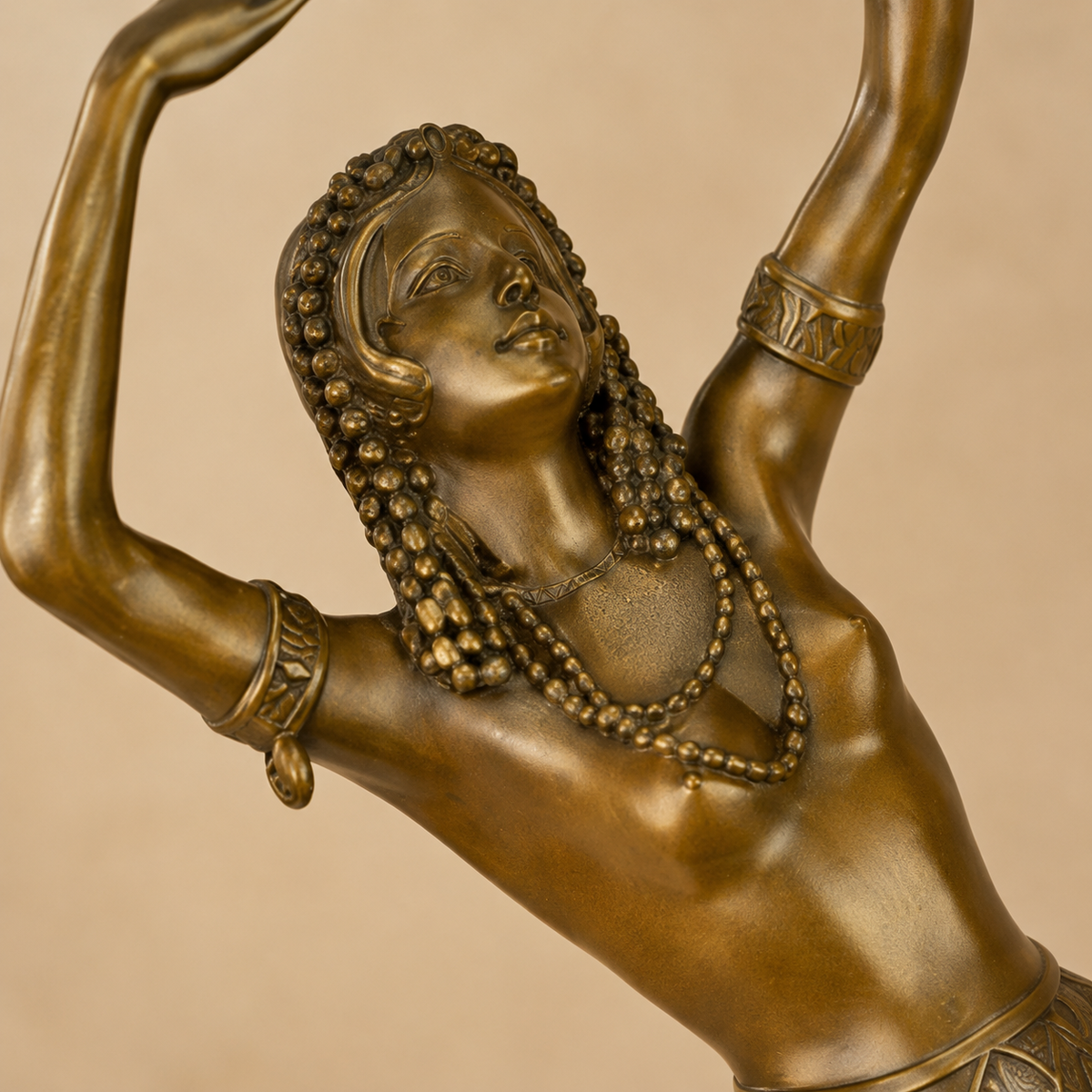 Sculpture bronze Art Déco femme au tabouret levant sa coupe, vue 4