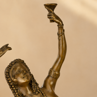 Sculpture bronze Art Déco femme au tabouret levant sa coupe, vue 5