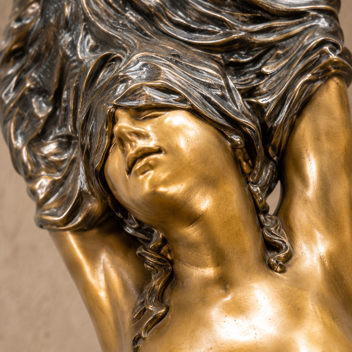 Sculpture bronze Art Déco femme nue à la chevelure, vue 2