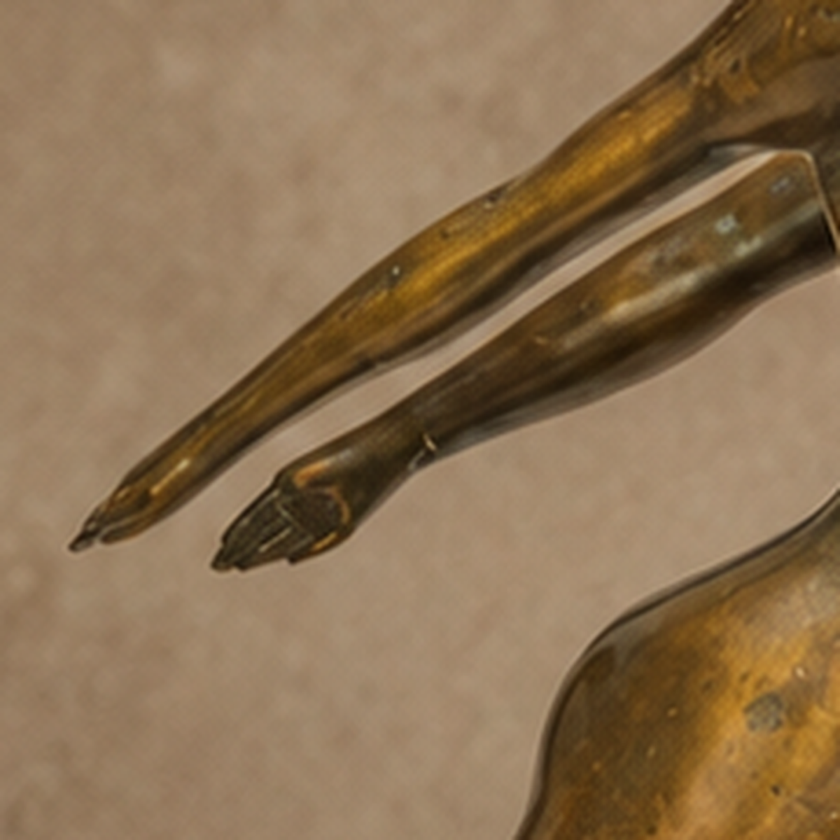 Sculpture bronze Art Déco femme nue en mouvement, vue 3