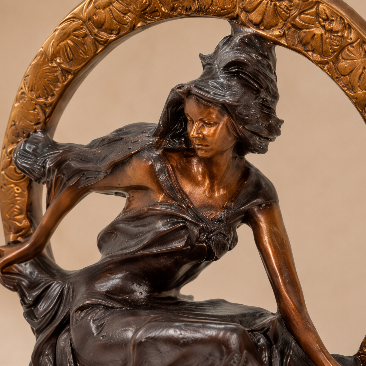 Sculpture bronze Art Nouveau femme au croissant de lune, vue 3