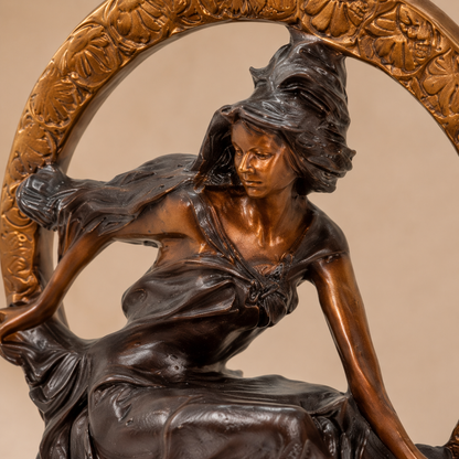 Sculpture bronze Art Nouveau femme au croissant de lune, vue 3