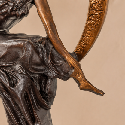 Sculpture bronze Art Nouveau femme au croissant de lune, vue 4