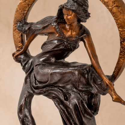 Sculpture bronze Art Nouveau femme au croissant de lune, vue 5