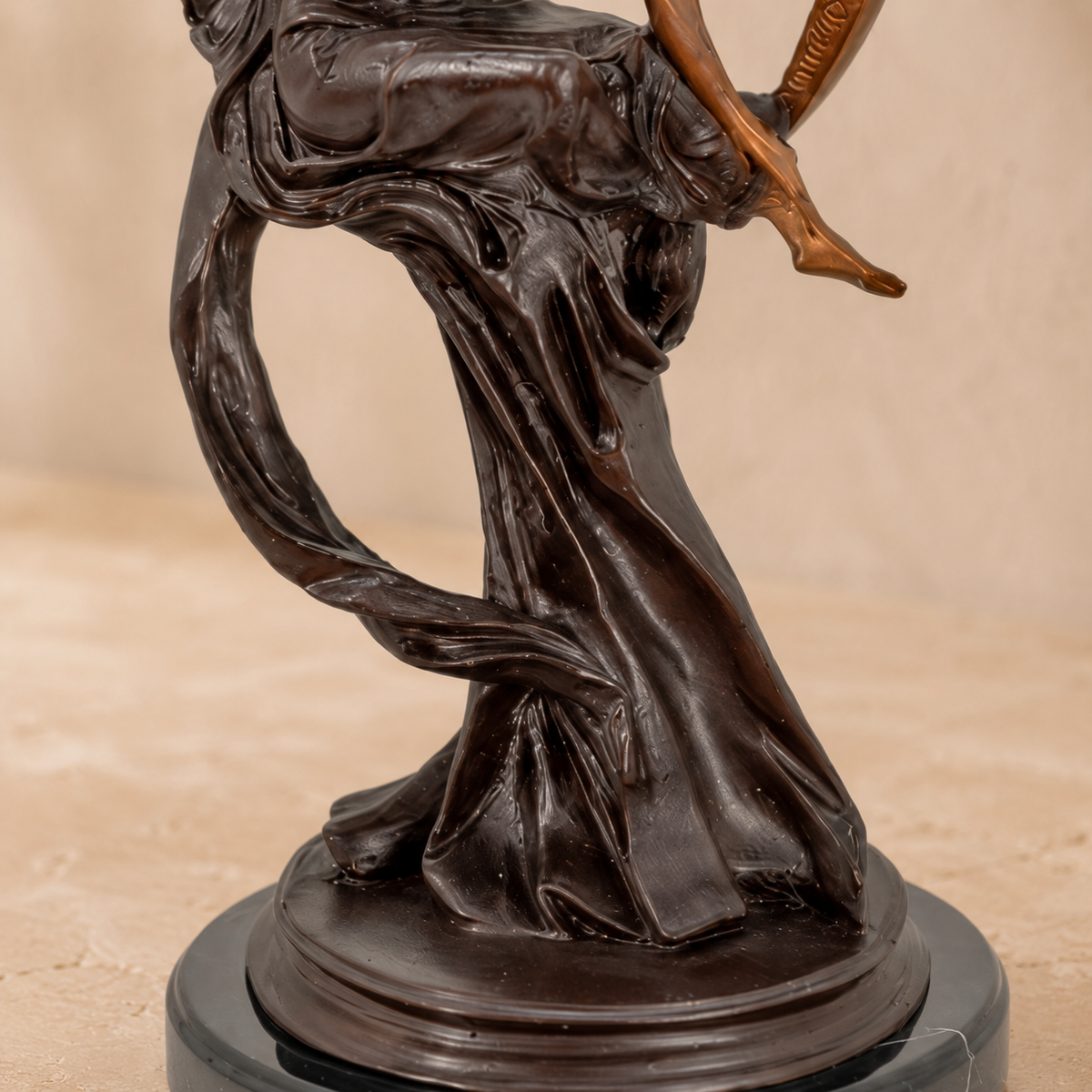 Sculpture bronze Art Nouveau femme au croissant de lune, vue 6