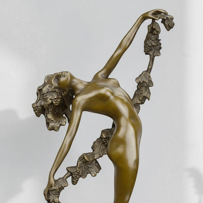 Sculpture bronze Bacchante à la guirlande de vigne, vue 2