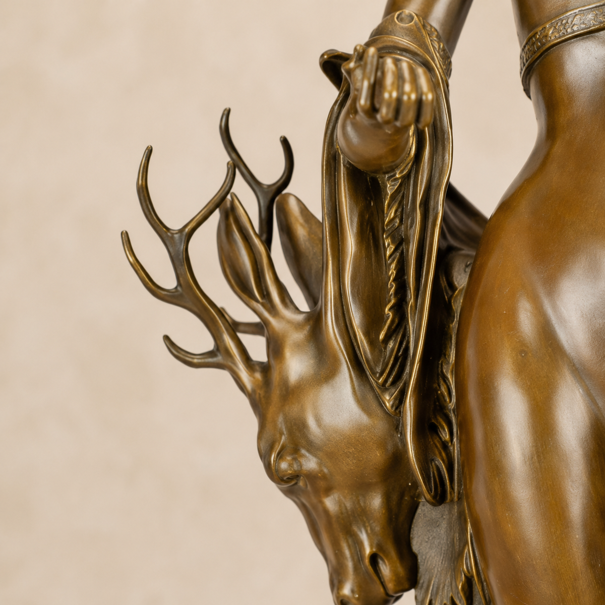 Sculpture bronze Bavière femme au cerf socle marbre noir, vue 4