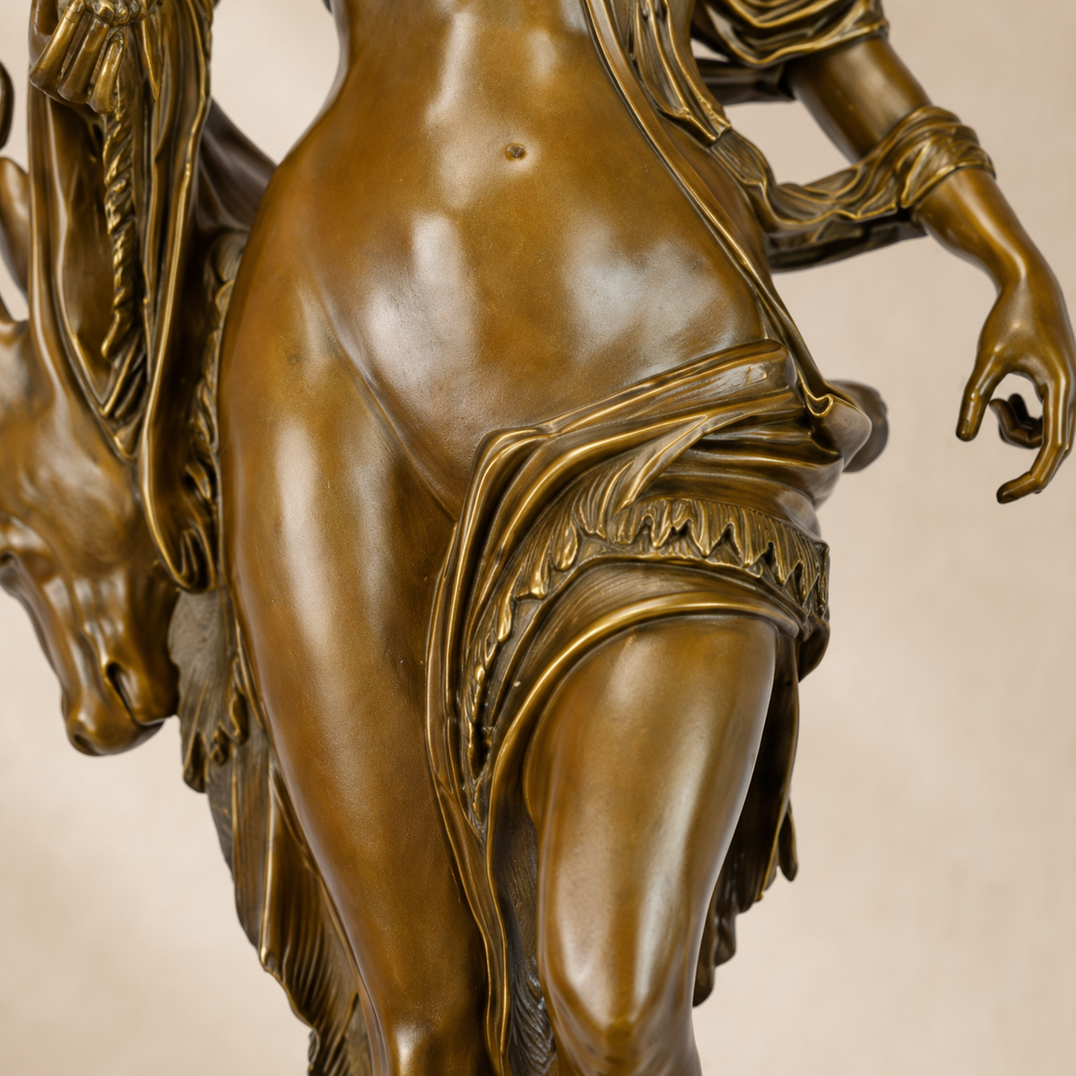 Sculpture bronze Bavière femme au cerf socle marbre noir, vue 5