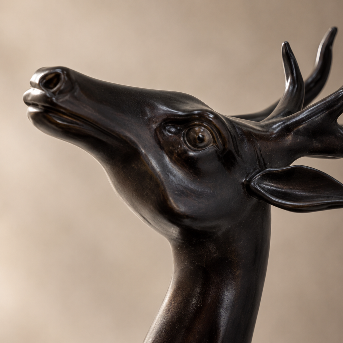 Sculpture bronze cerf cabré sur socle marbre noir veiné, vue 2