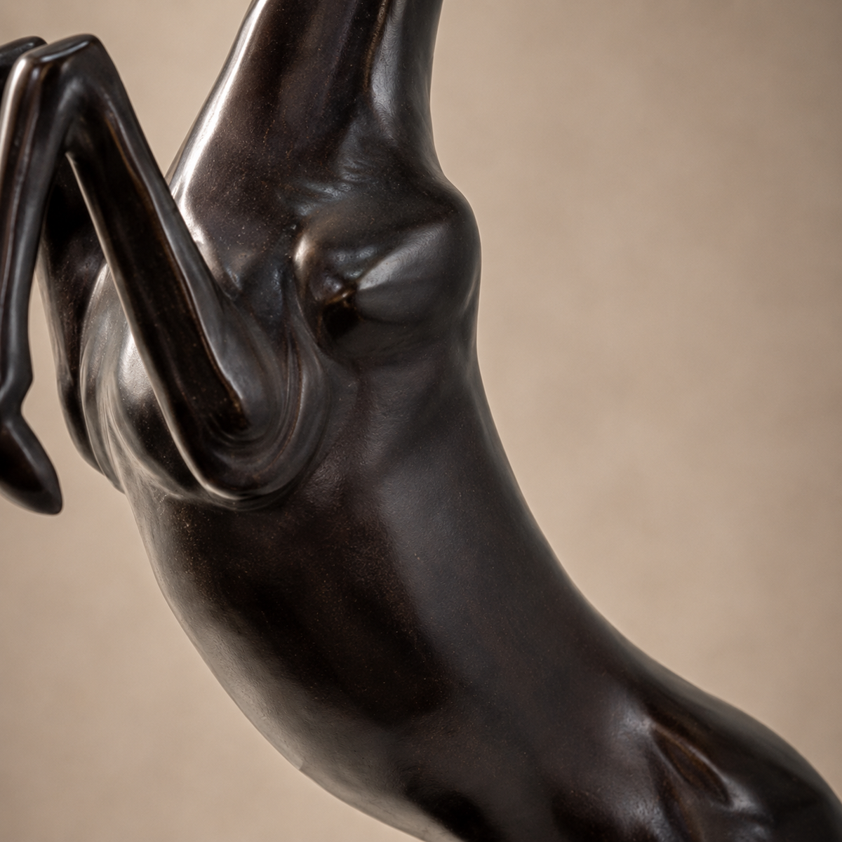 Sculpture bronze cerf cabré sur socle marbre noir veiné, vue 3