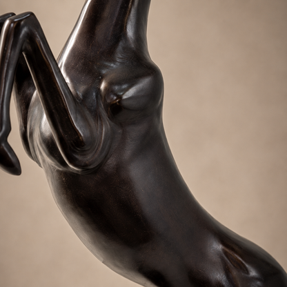 Sculpture bronze cerf cabré sur socle marbre noir veiné, vue 3
