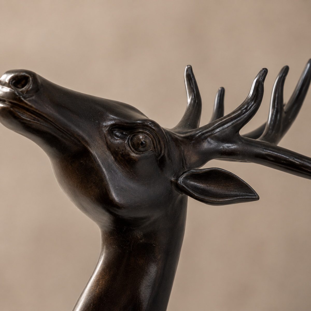 Sculpture bronze cerf cabré sur socle marbre noir veiné, vue 4