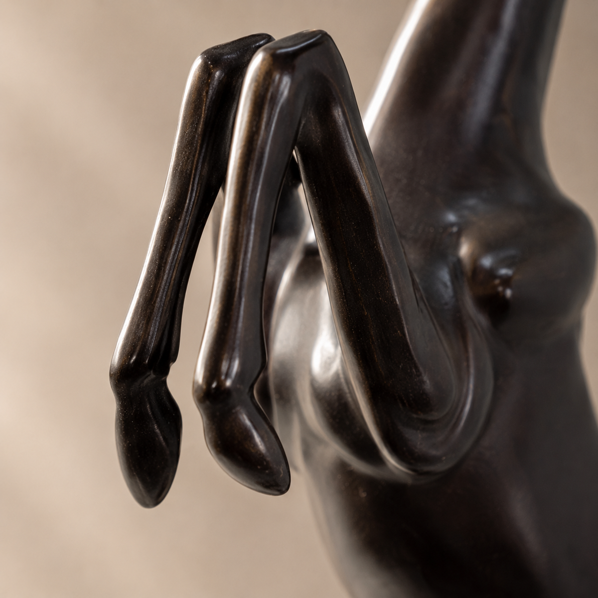 Sculpture bronze cerf cabré sur socle marbre noir veiné, vue 7