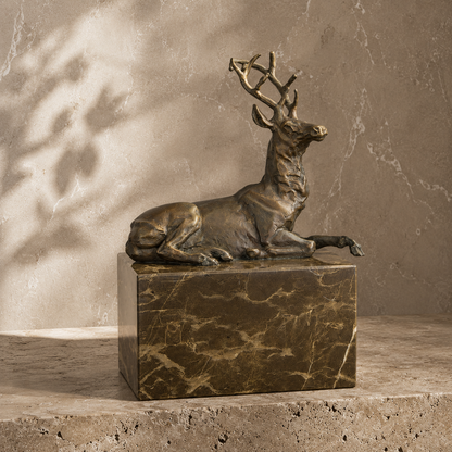 Sculpture bronze cerf couché sur socle marbre veiné