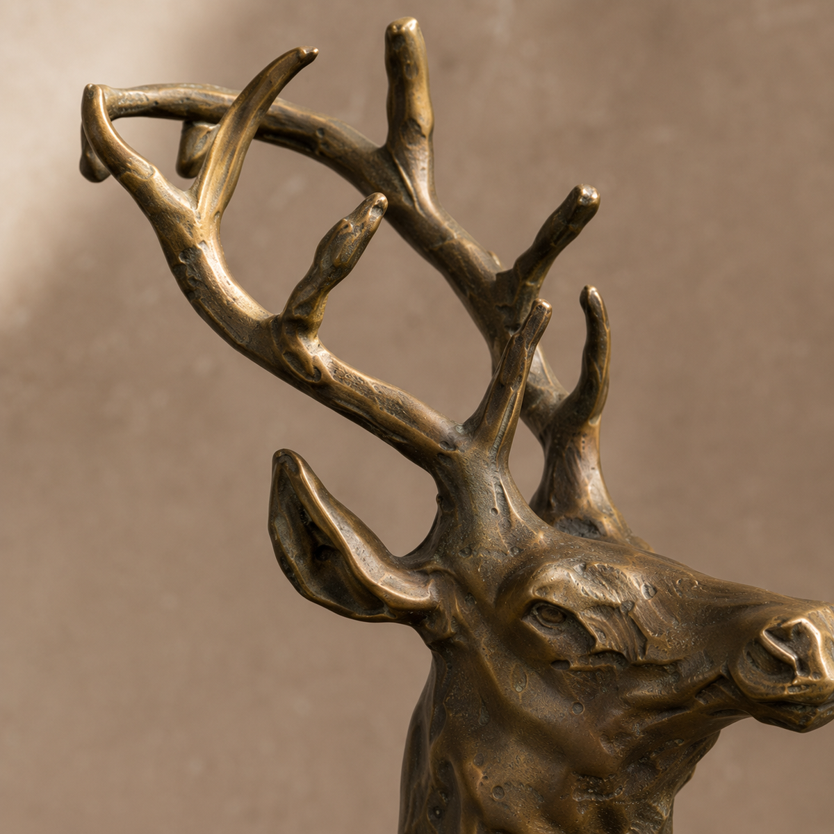 Sculpture bronze cerf couché sur socle marbre veiné, vue 2