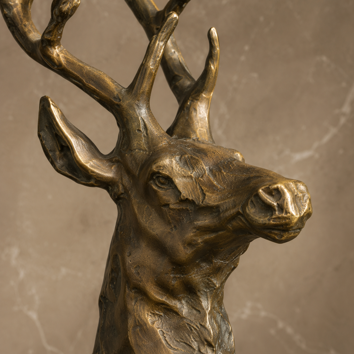 Sculpture bronze cerf couché sur socle marbre veiné, vue 3