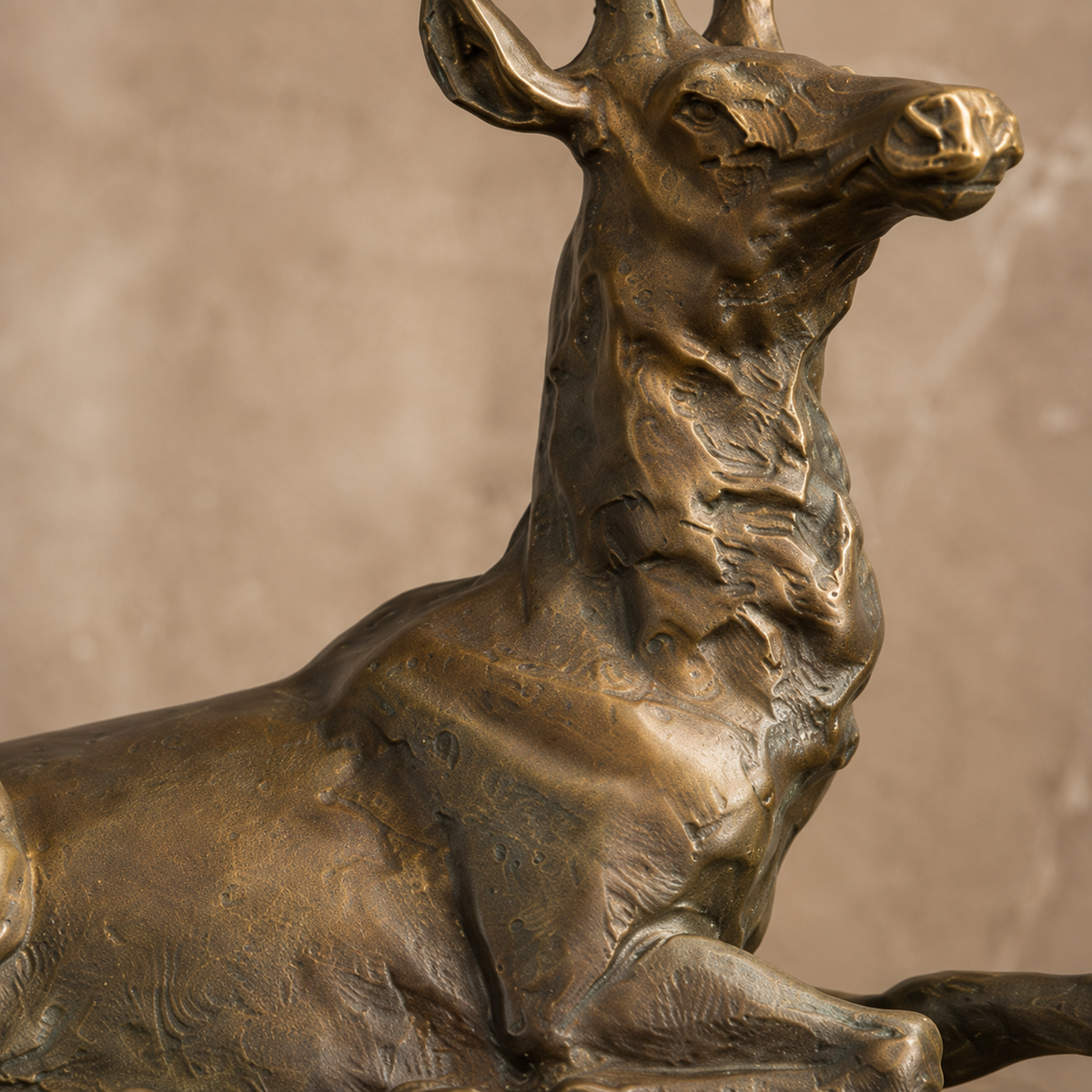 Sculpture bronze cerf couché sur socle marbre veiné, vue 4