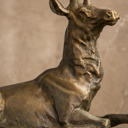 Sculpture bronze cerf couché sur socle marbre veiné, vue 4